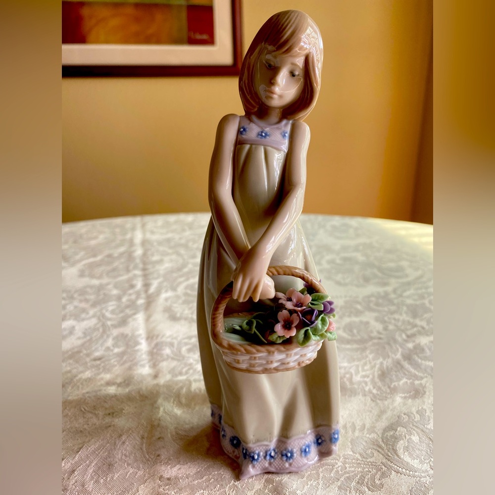 RETIRED 2007 ‘FLORAL TREASURES LLADRO’ PORCELAIN FIGURINE - Iyem#01005605